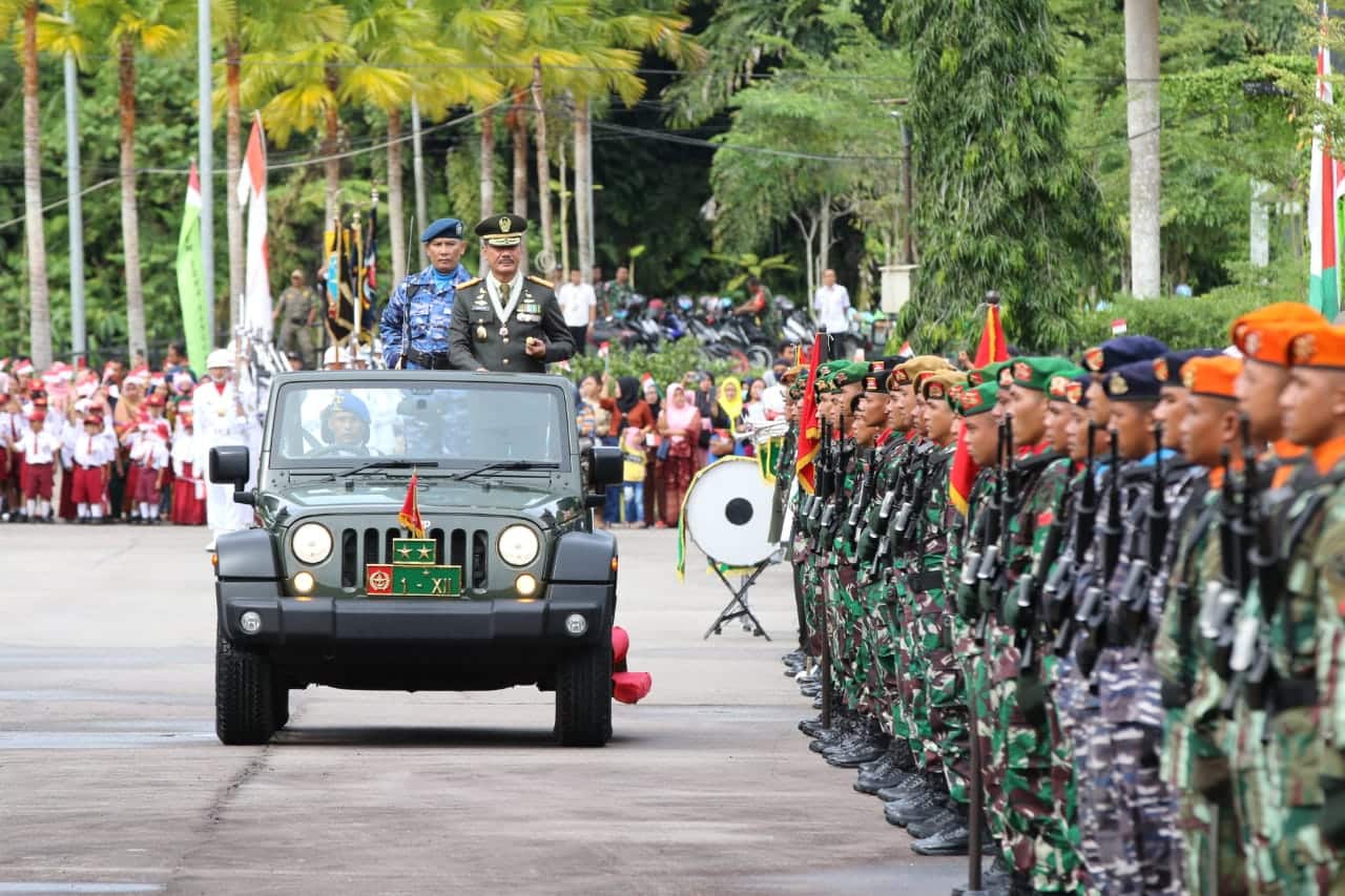Pangdam XII/Tpr Pimpin Upacara Parade HUT TNI ke-77 di Perbatasan Malindo