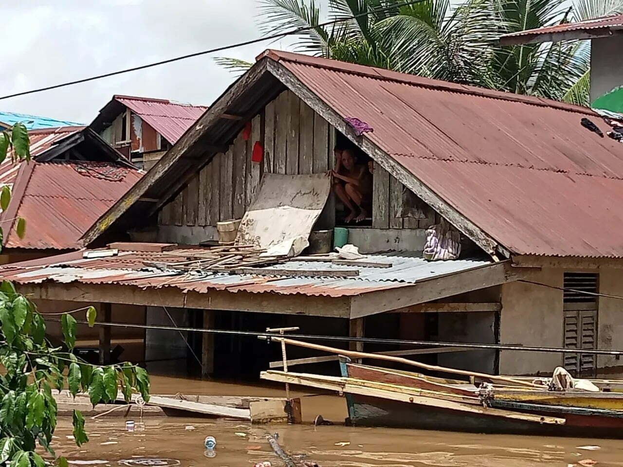 Aktivitas Warga Serawai Lumpuh Akibat Banjir