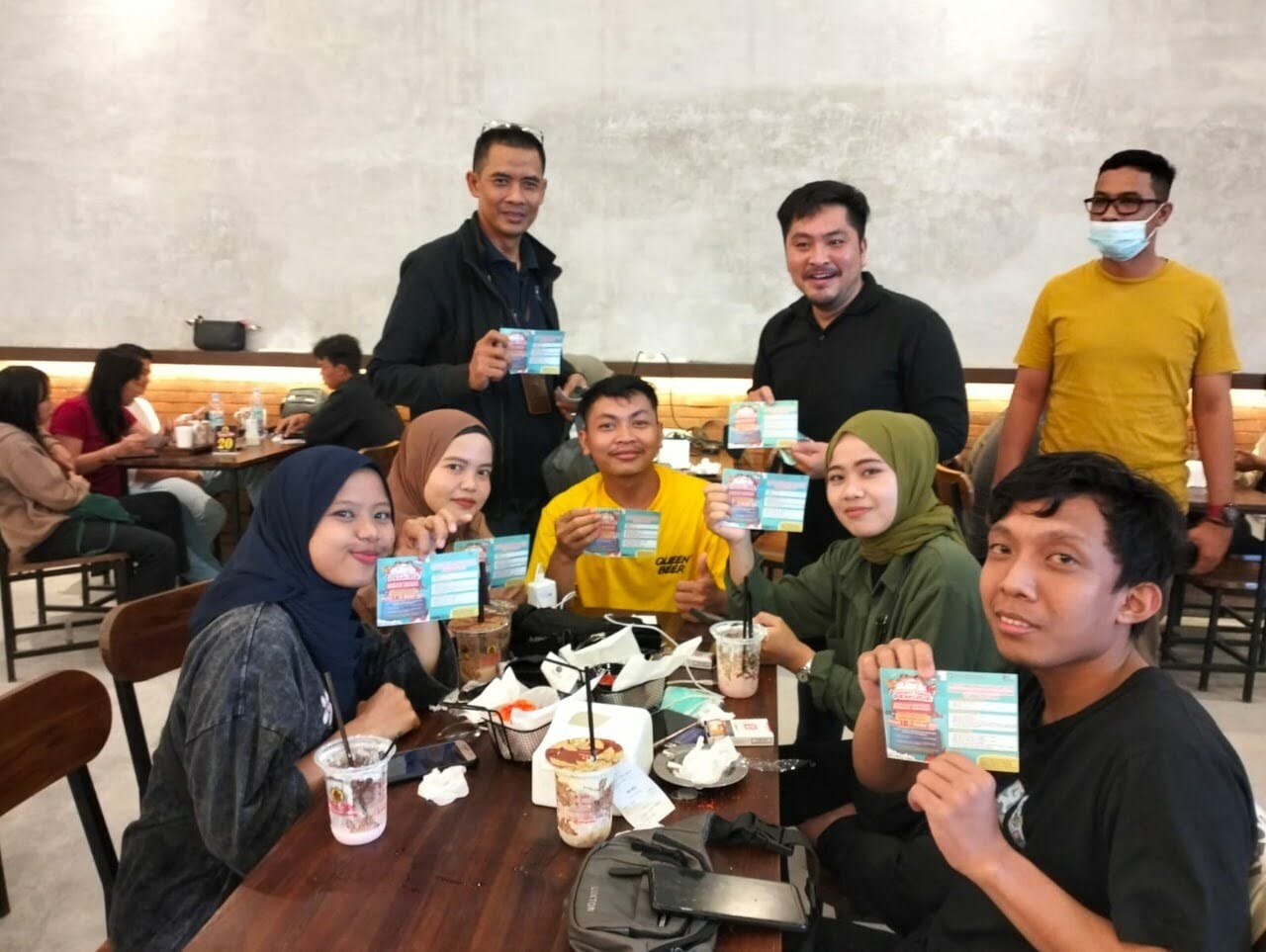 UPT PPD Sambangi Pengunjung Warkop di Reformasi Pontianak, Ajak Pemuda Taat Bayar Pajak