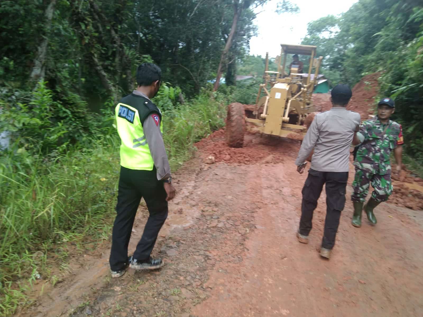 Sempat Tertimbun Longsor, Jalan Provinsi di Kecamatan Sayan Sudah Bisa Dilalui Kendaraan