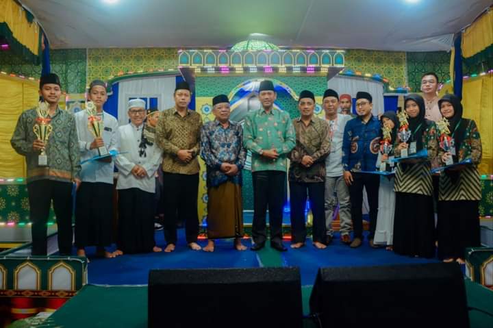 Tutup MTQ Desa Kinjil Pesisir, Wabup Hadiahkan Umroh kepada Salah Satu Juara