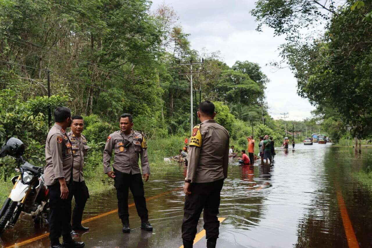 Waspada, Ruas Jalan Nasional Batu Buil Terendam Banjir
