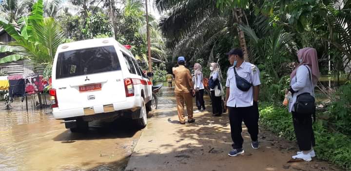 Tinjau Banjir, Forkopimcam dan Puskesmas Pemahan Beri Bantuan Makanan dan Pengobatan Gratis ke Warga Terdampak