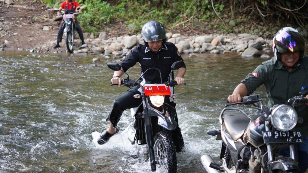 Bupati Kapuas Hulu Tinjau Pekerjaan Jalan dan Jembatan di Tiga Lokasi 