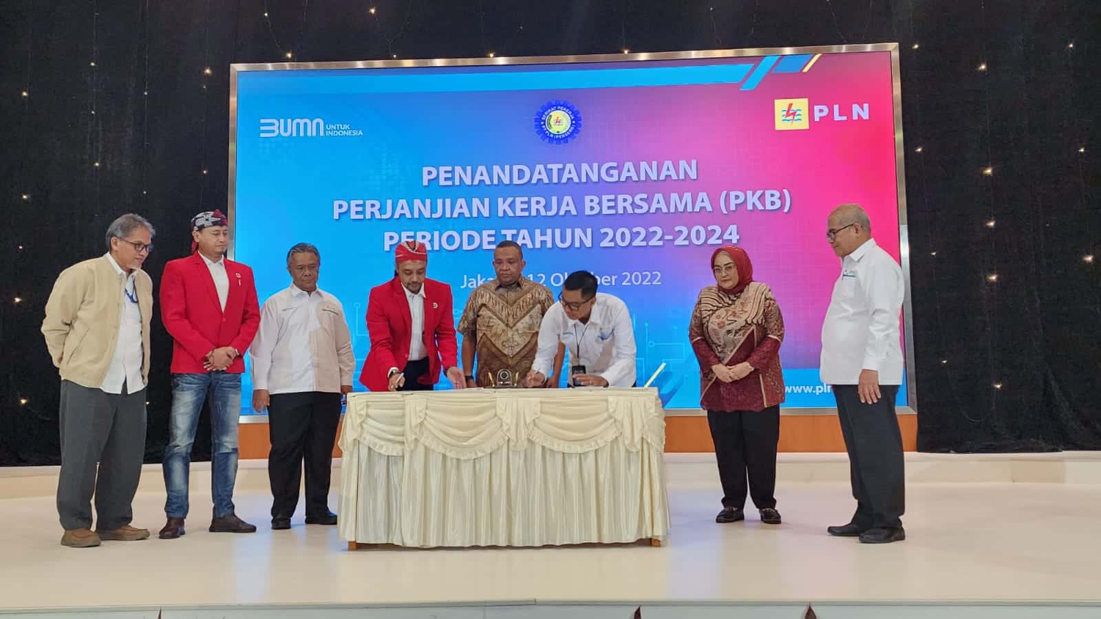 Setelah Menanti 10 Tahun, Manajemen dan Serikat Pekerja PLN Akhirnya Teken Perjanjian Kerja Bersama