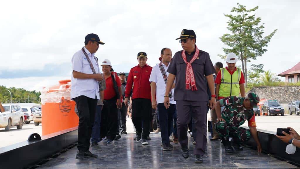 Bersama Lasarus dan Rombongan Kementerian, Bupati Kapuas Hulu Tinjau Terminal Barang Internasional dan Program BSPS