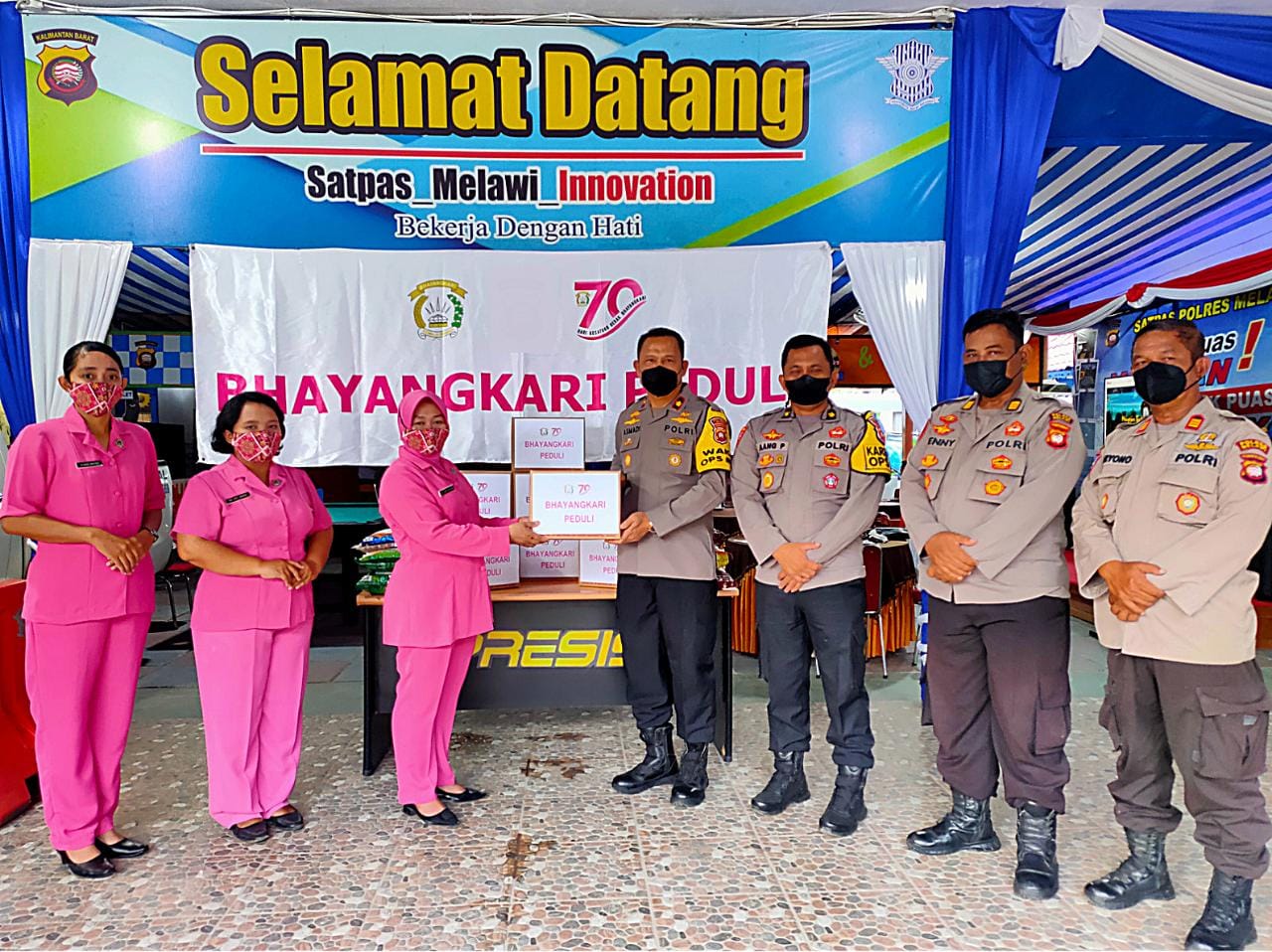 PJU Polres Melawi dan Bhayangkari Salurkan Bansos kepada Personel yang Terdampak Banjir