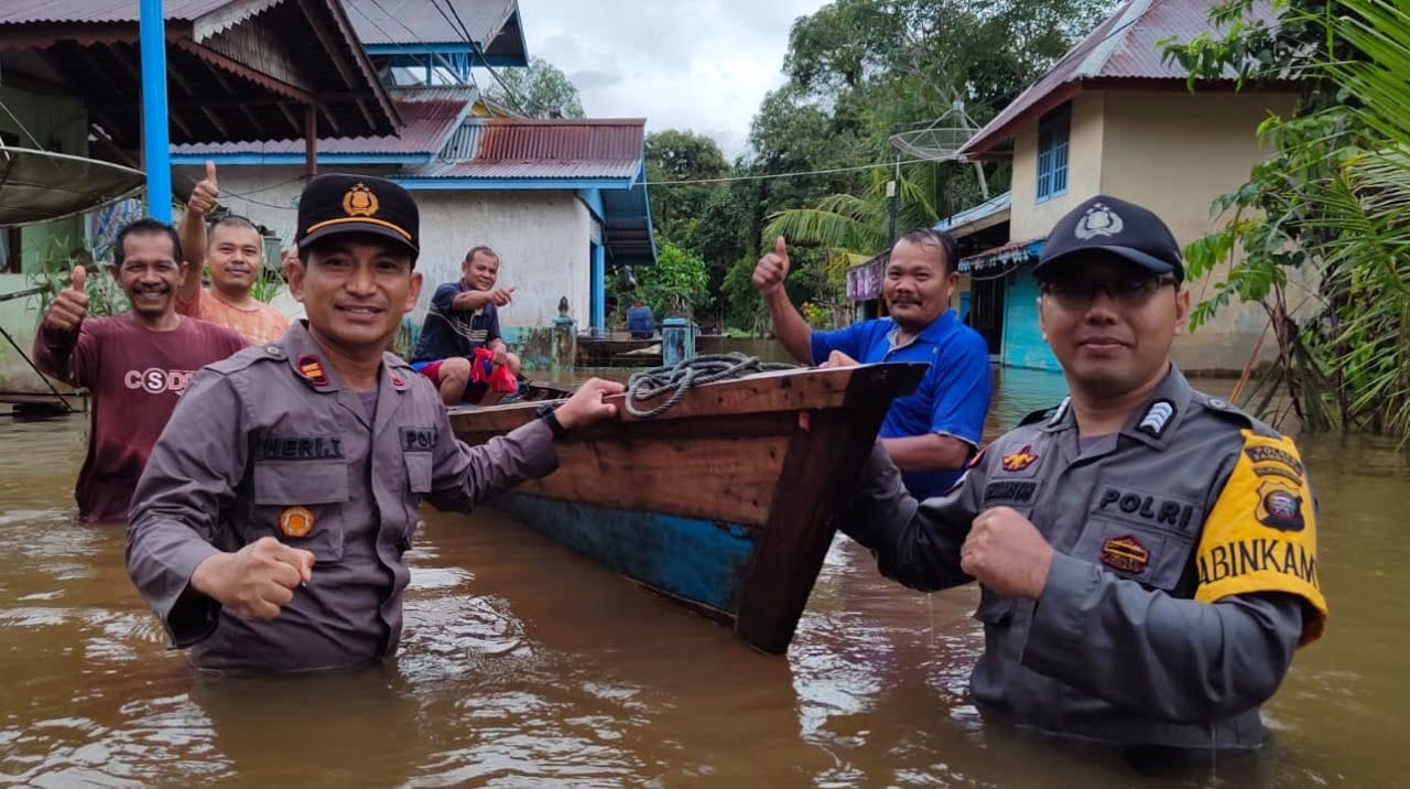 Kapolsek Kapuas Serahkan 56 Paket Mie Instan Untuk Korban Banjir