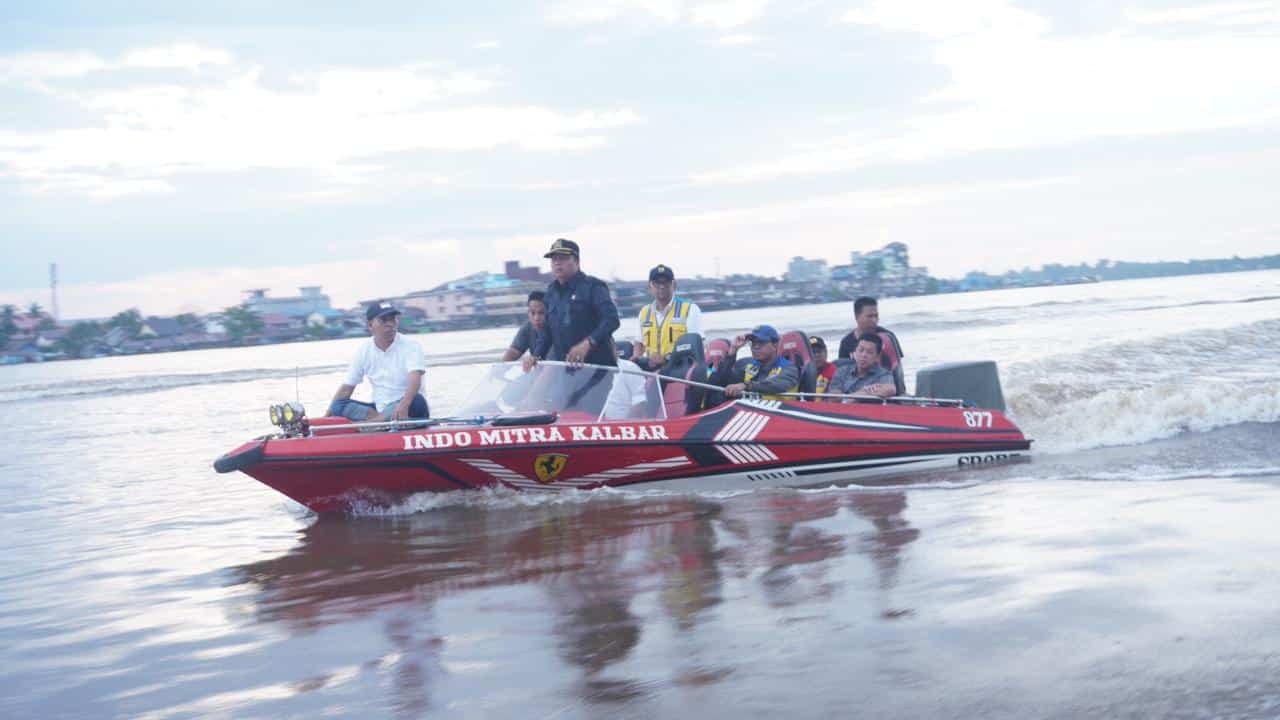 Pantau Banjir Sintang, Lasarus Minta Mensos Risma Segera Kirim Bantuan Untuk Warga Terdampak