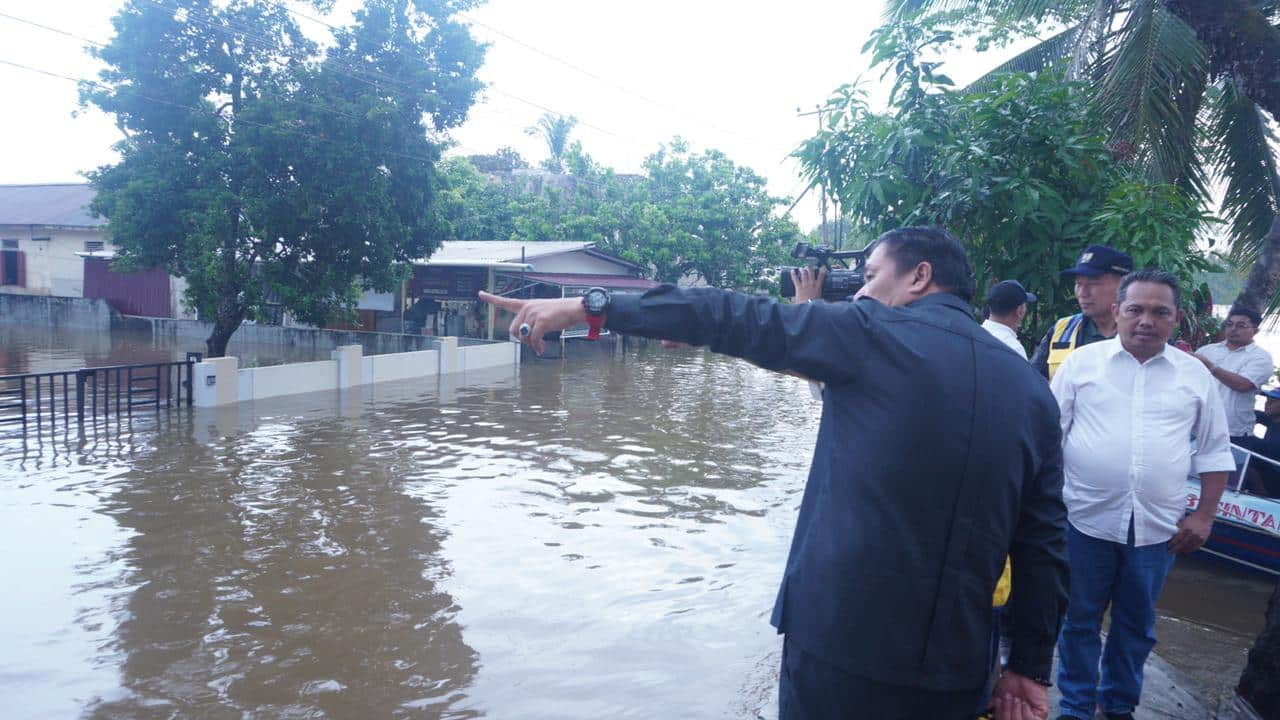 Lasarus Sebut Geobag Tak Selesaikan Masalah Banjir di Sintang