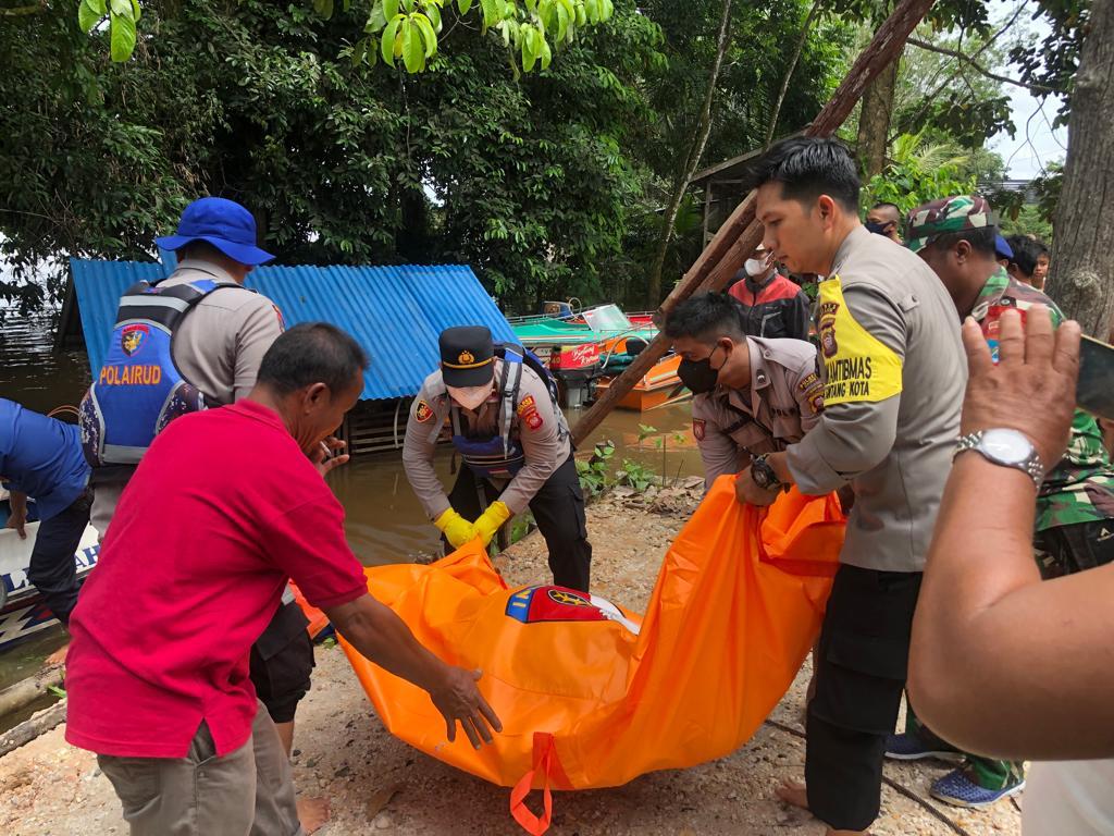 Kapolsek Sintang Kota Pimpin Pengecekan TKP Temuan Mayat di Sungai Kapuas