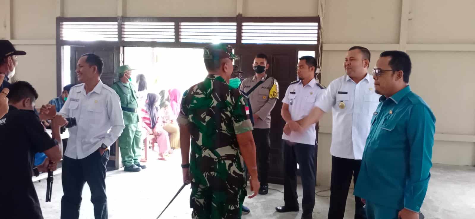 Tinjau Sejumlah TPS, Bupati Melawi Pastikan Pilkades Serentak Berjalan Kondusif