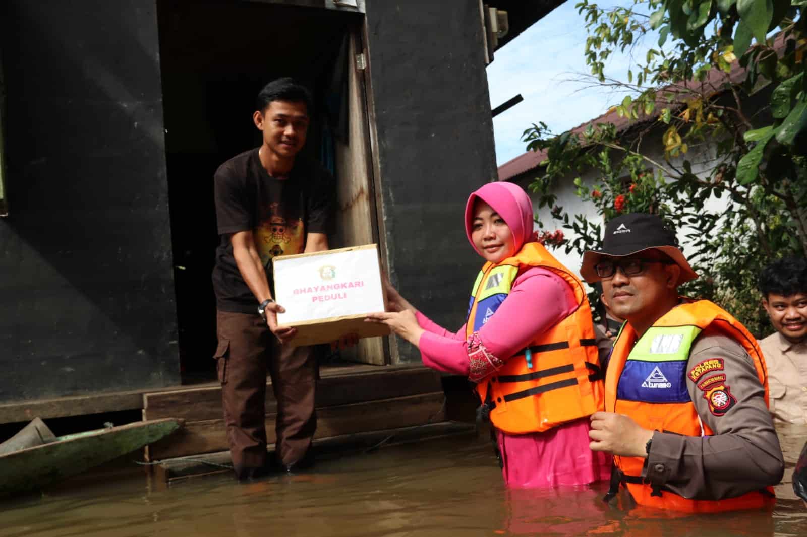 Kapolres Ketapang dan Ketua Bhayangkari Salurkan Bantuan Banjir dari Ketua Umum Bhayangkari