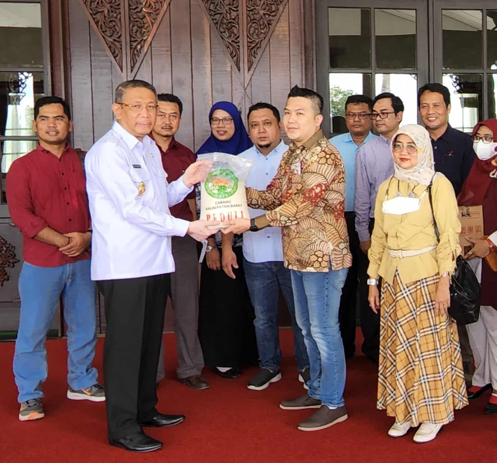 Peduli Korban Banjir, Gapki Salurkan Bantuan Lewat Posko Peduli Pemprov Kalbar