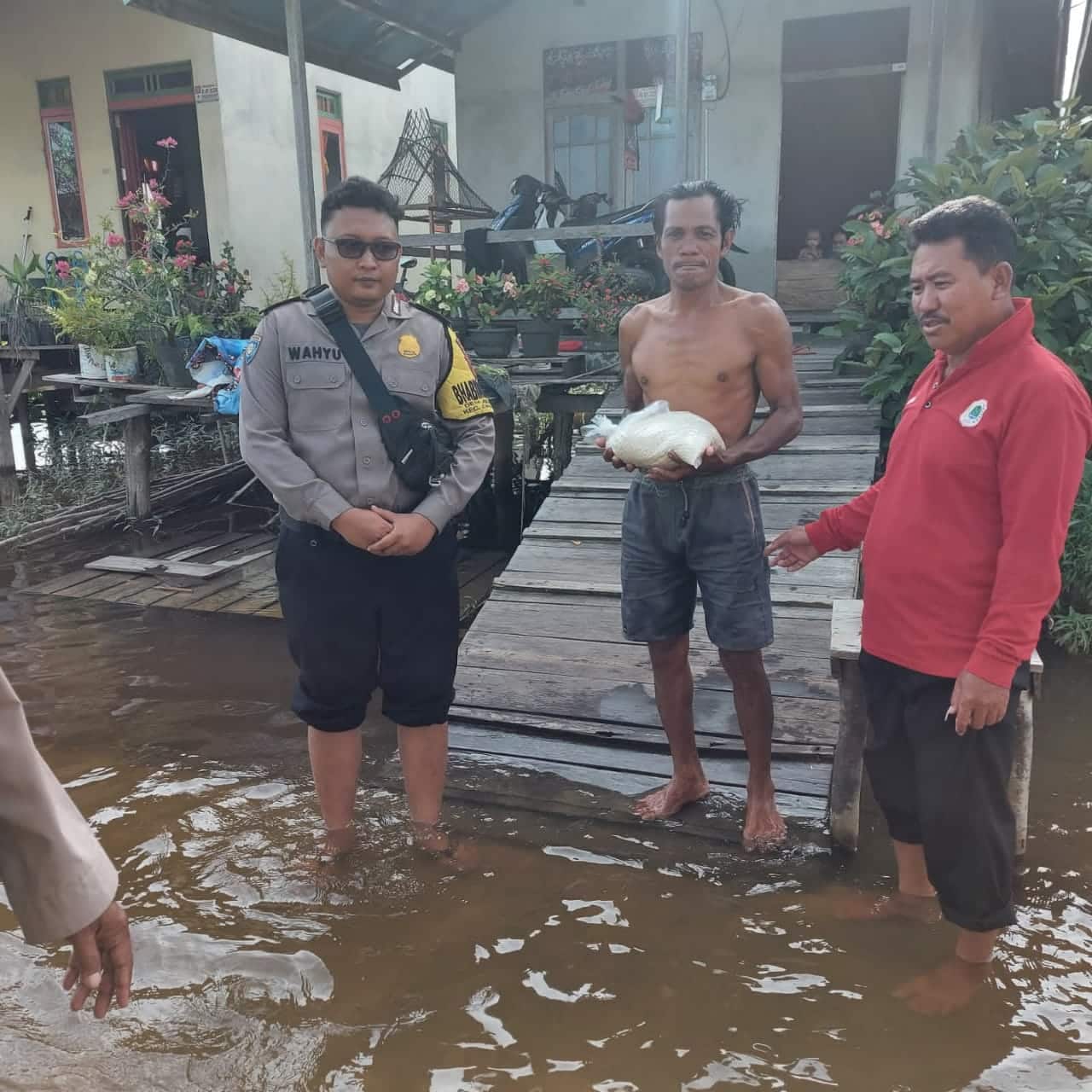 Polsek Embaloh Hilir Bantu Korban Banjir di Desa Nanga Palin