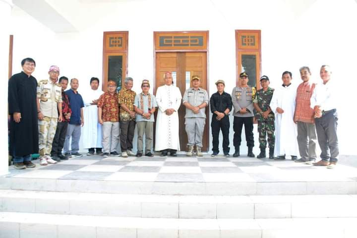 Resmikan Rumah Pastoran Asam Besar, Sekda Ketapang Turut Serahkan Bantuan Sembako untuk Bencana Banjir 