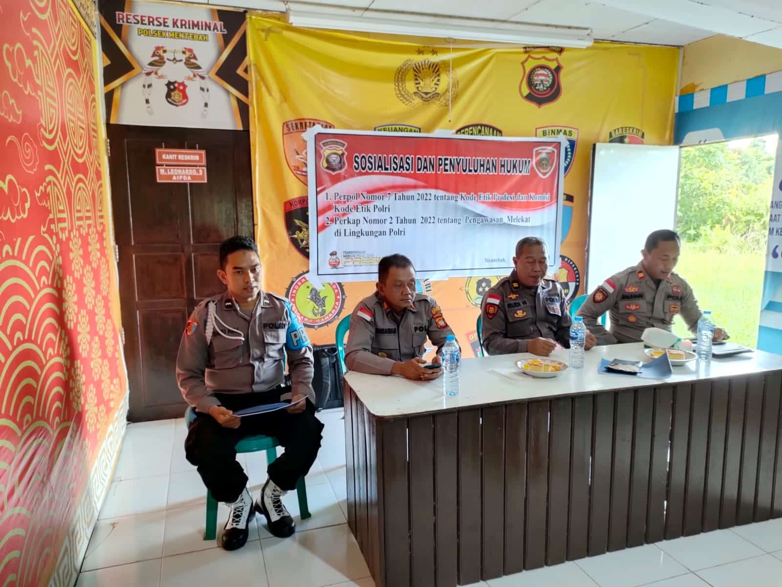 Polres Kapuas Hulu Berikan Sosialisasi dan Penyuluhan Hukum di Polsek Mentebah 