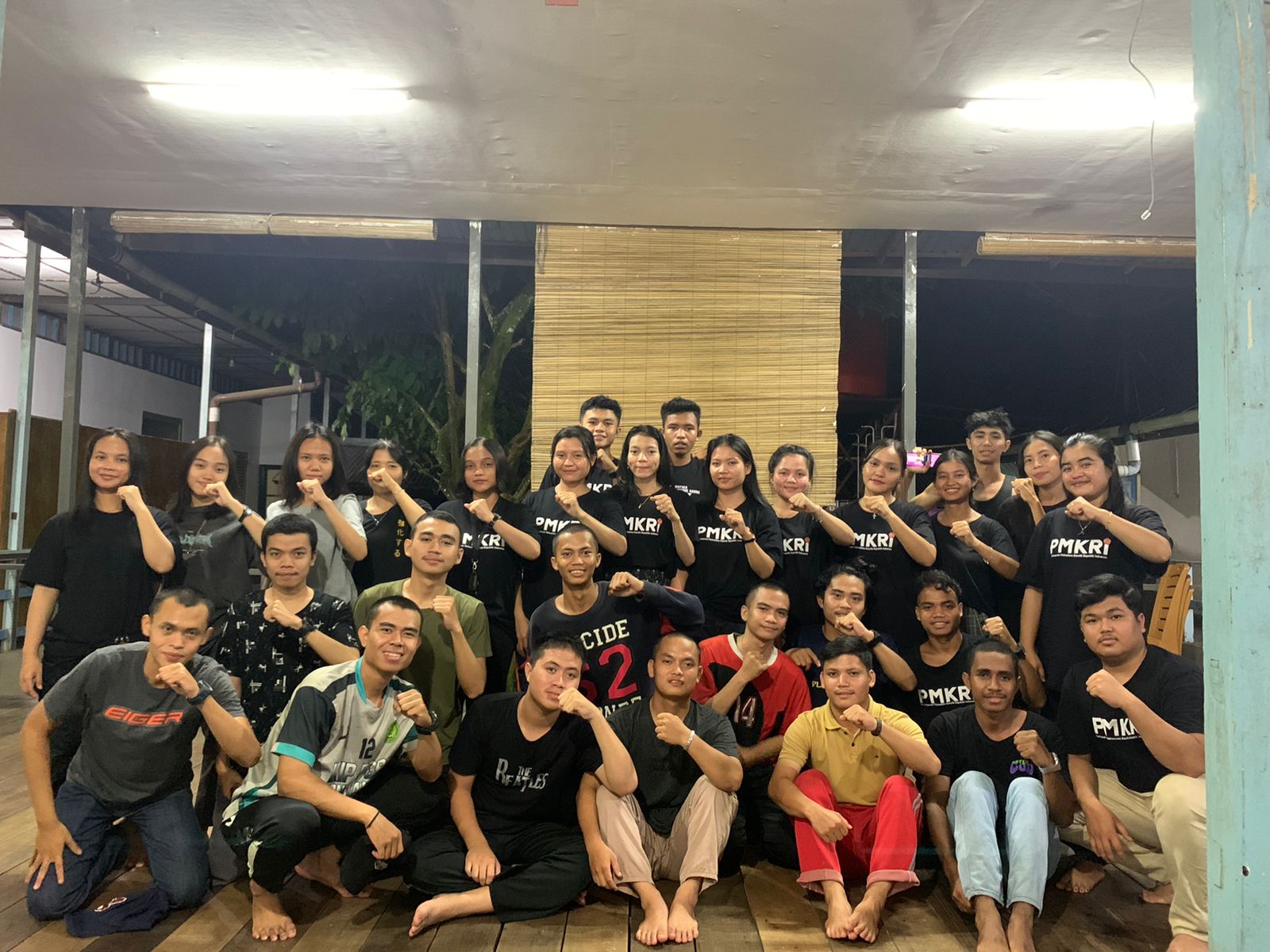 Peringati Hari Sumpah Pemuda, PMKRI Cabang Sambas Bersih-bersih Sampah Plastik di Lingkungan Rumah Ibadah