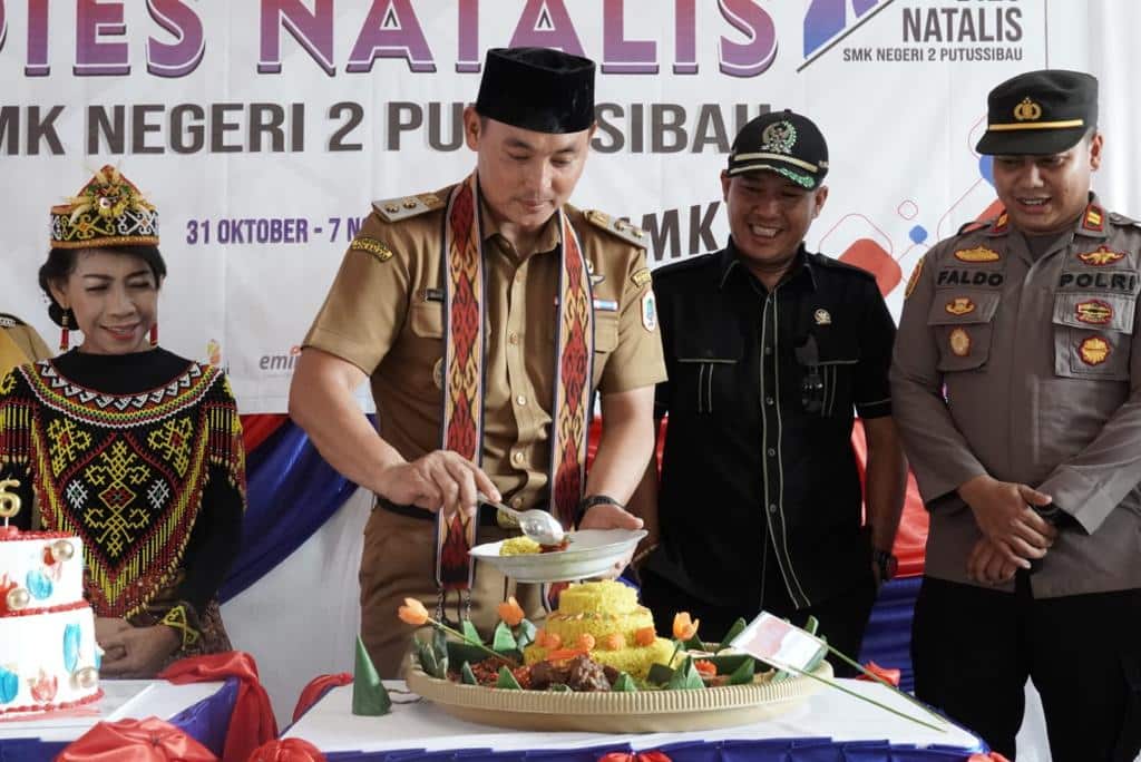 Wakil Bupati Kapuas Hulu Hadiri Dies Natalis ke-XVI SMKN 2 Putussibau 