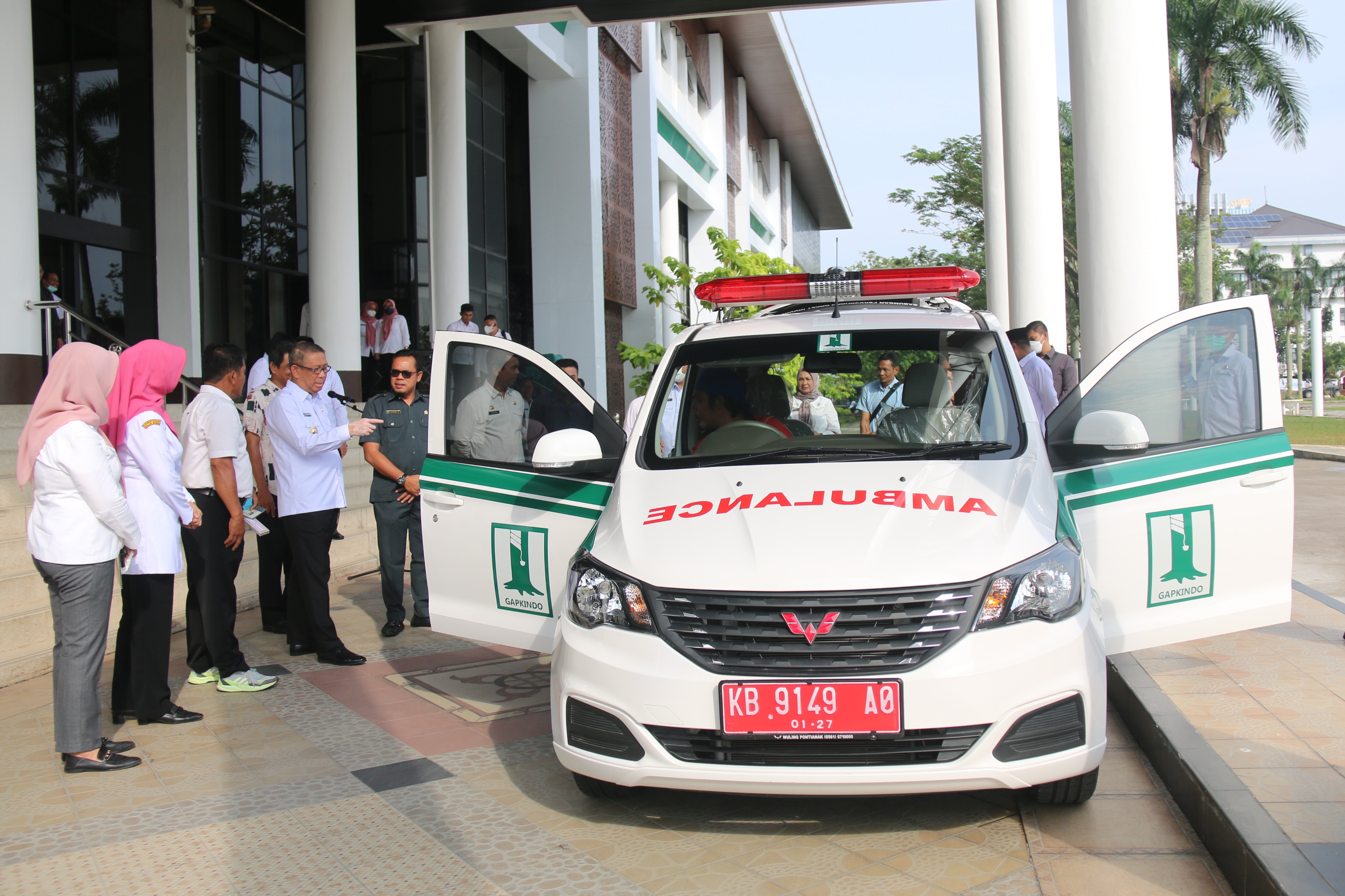 Gubernur Sutarmidji Serahkan Bantuan Mobil Ambulans untuk Warga Desa Paal Melawi