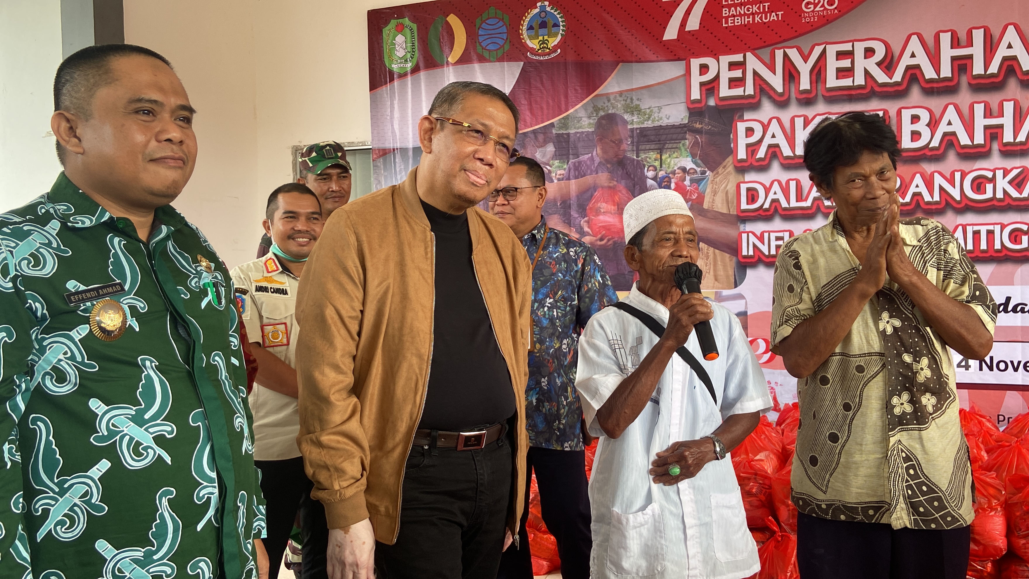 Kunker ke KKU, Sutarmidji Serahkan Bansos Bahan Pangan untuk Dua Kecamatan