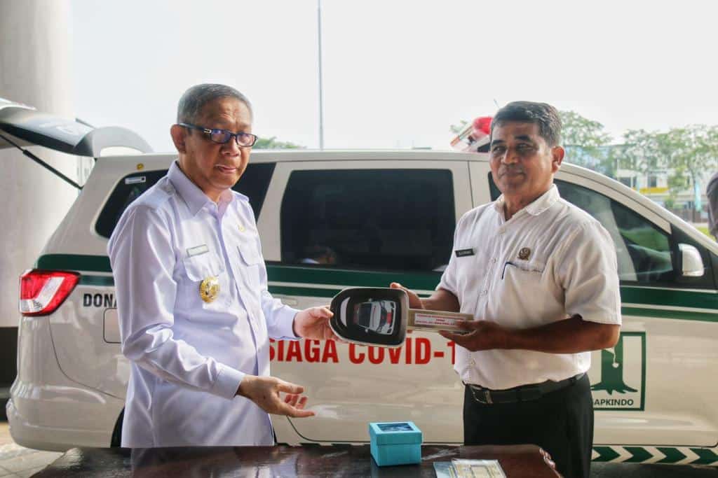 Peduli Kebutuhan Warga, Gubernur Sutarmidji Serahkan 1 Unit Mobil Ambulans untuk Desa Paal