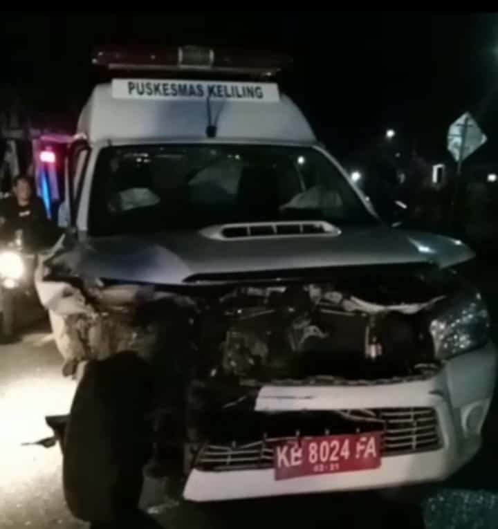 Ambulans VS Tronton di Jalan Ahmad Yani Putussibau, Korban Alami Luka-luka 
