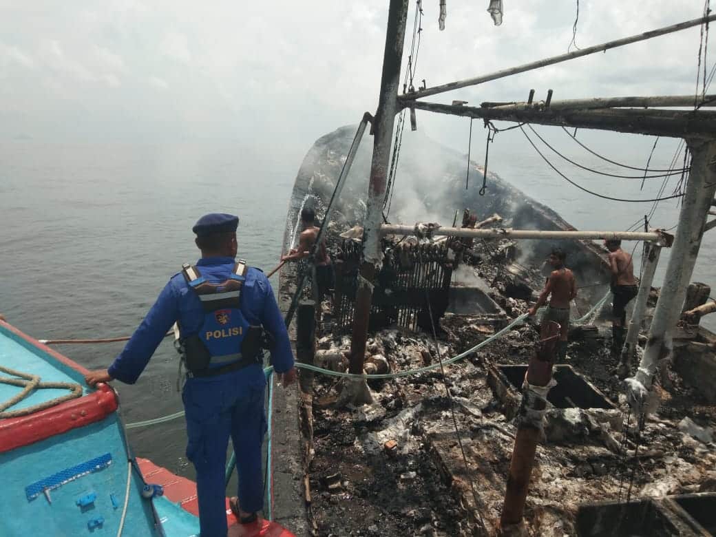 Kapal Pengangkut Cumi Terbakar, Kapal Polisi Raja Udang VI-4002 Bantu Evakuasi Korban