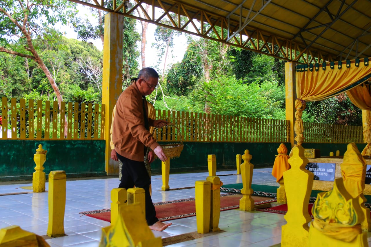 Sebelum Pulang ke Pontianak, Gubernur Kalbar Nyekar ke Makam Raja Tanjungpura dan Serahkan Bantuan di Sejumlah Kecamatan