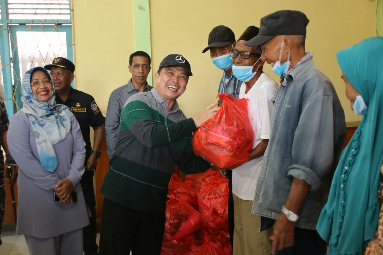 Kunker ke KKU, Wagub Kalbar Serahkan Ratusan Bansos Paket Bahan Pangan ke Warga Terdampak Inflasi BBM