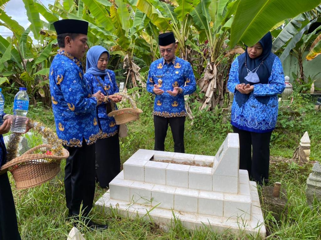 Kenang Jasa Pahlawan, Edi-Bahasan Ziarah ke Makam HM Suwignyo dan Atmo Umar