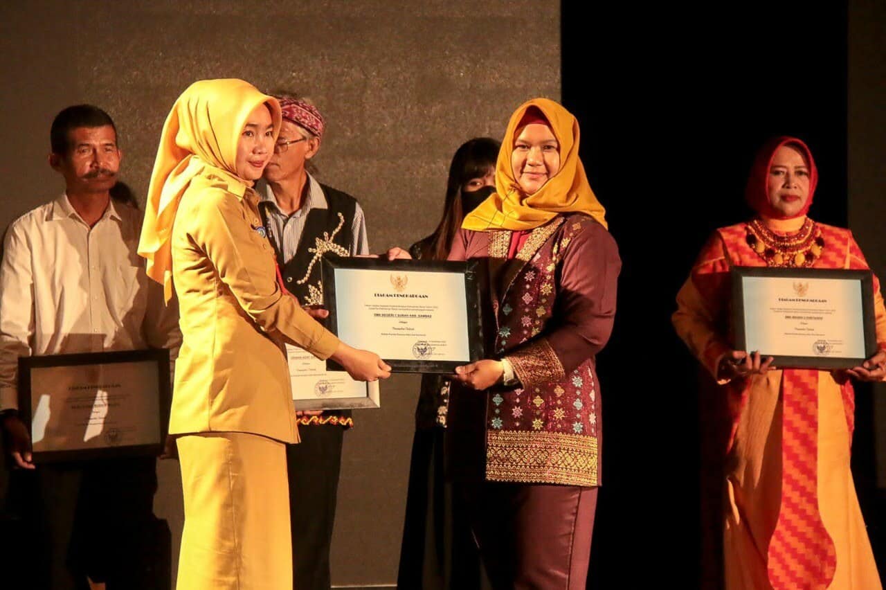 Di Puncak Ekspresi Budaya Gemilang Khatulistiwa, Pemprov Kalbar Ganjar 6 Pegiat Seni dan Budaya