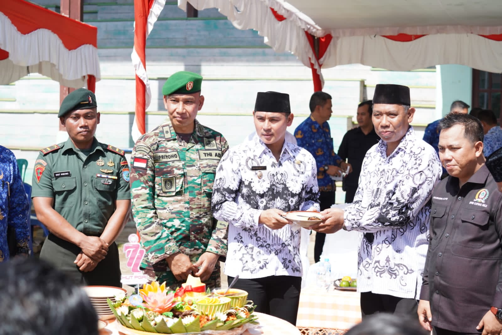 Wakil Bupati Kapuas Hulu Jadi Inspektur Upacara HUT PGRI dan Hari Guru ke-77 Tahun 2022