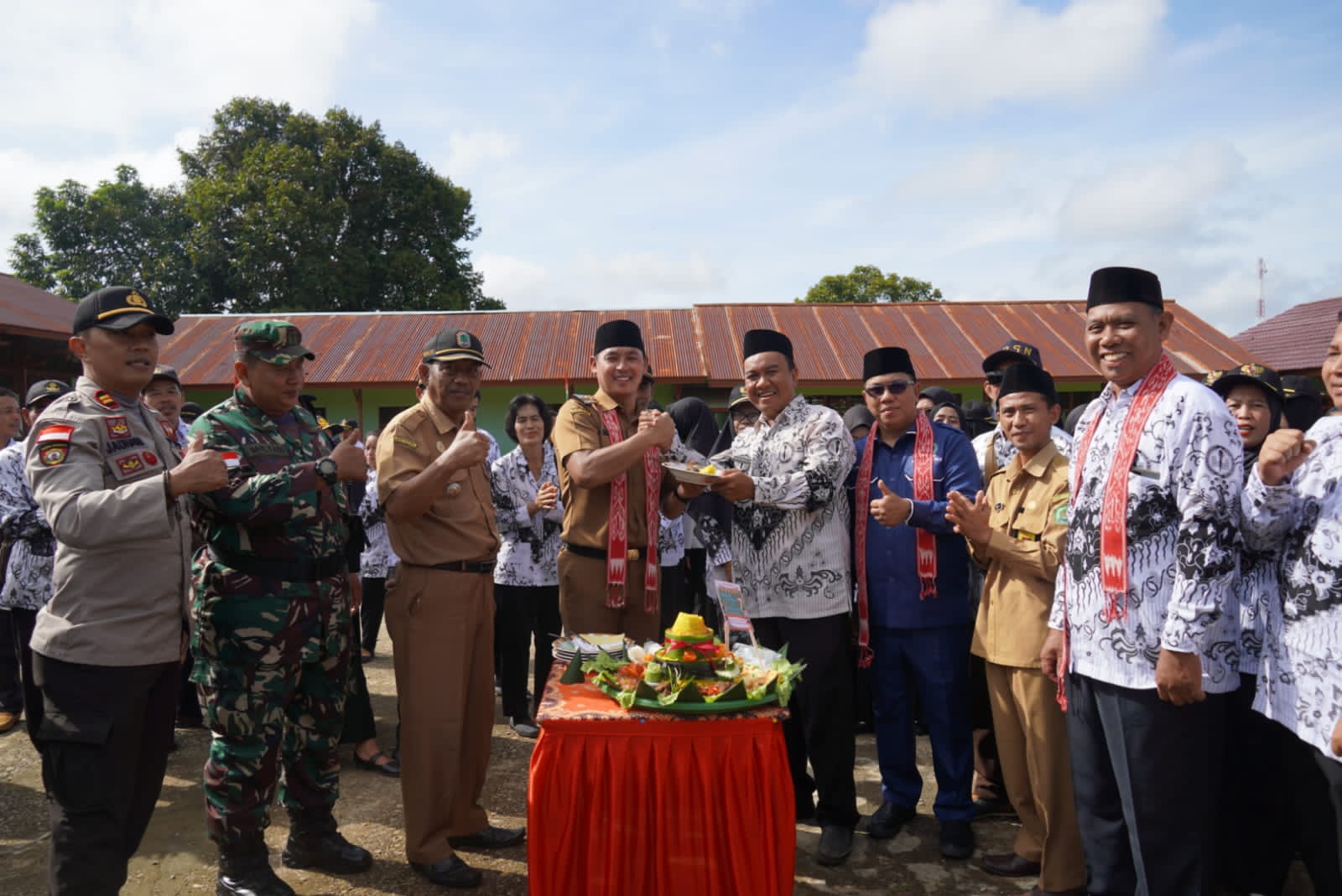 Wakil Bupati Kapuas Hulu Pimpin Upacara HUT PGRI ke-77 dan Hari Guru Nasional Tahun 2022