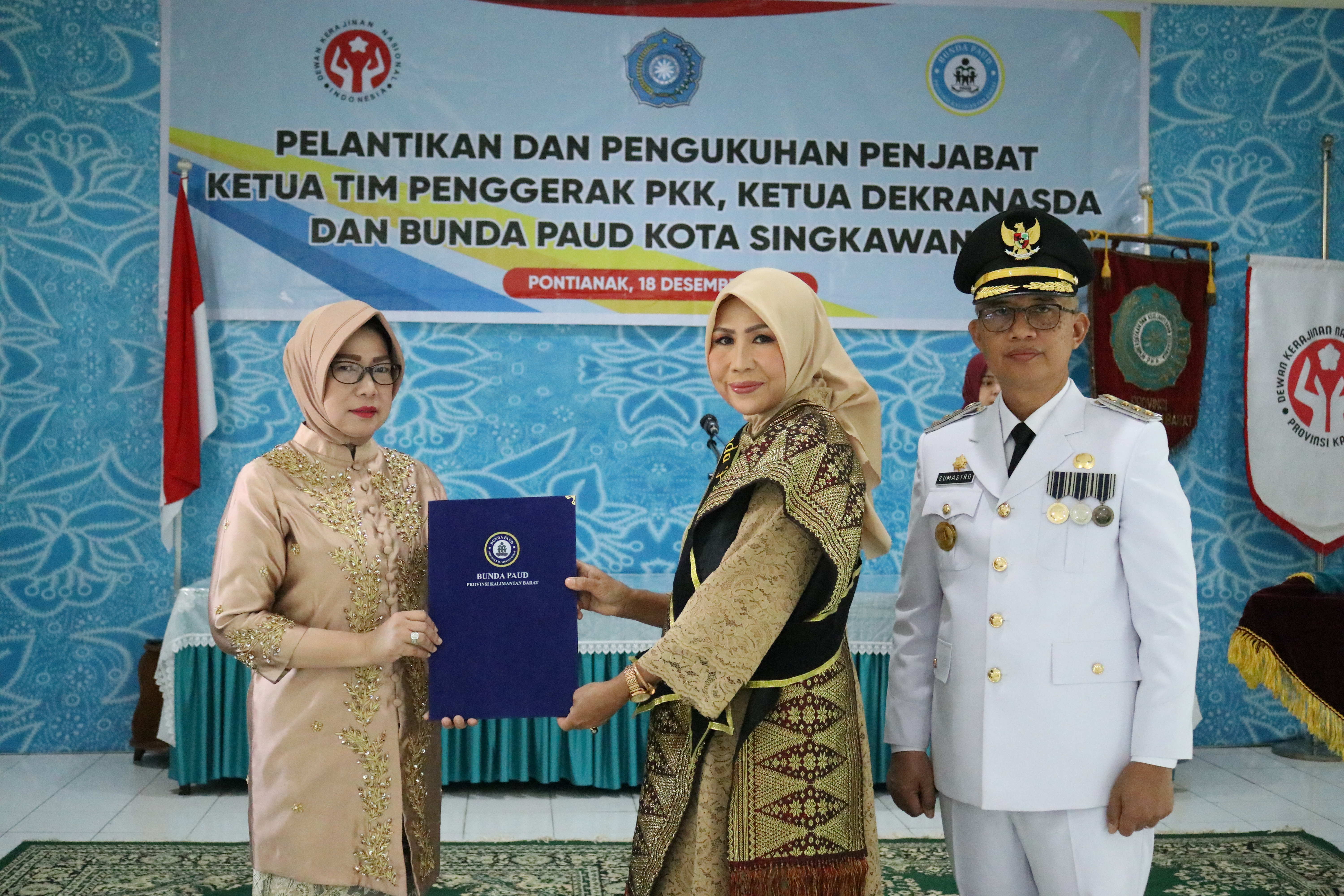 Lismaryani Kukuhkan Pj Ketua TP PKK, Ketua Dekranasda dan Bunda PAUD Kota Singkawang