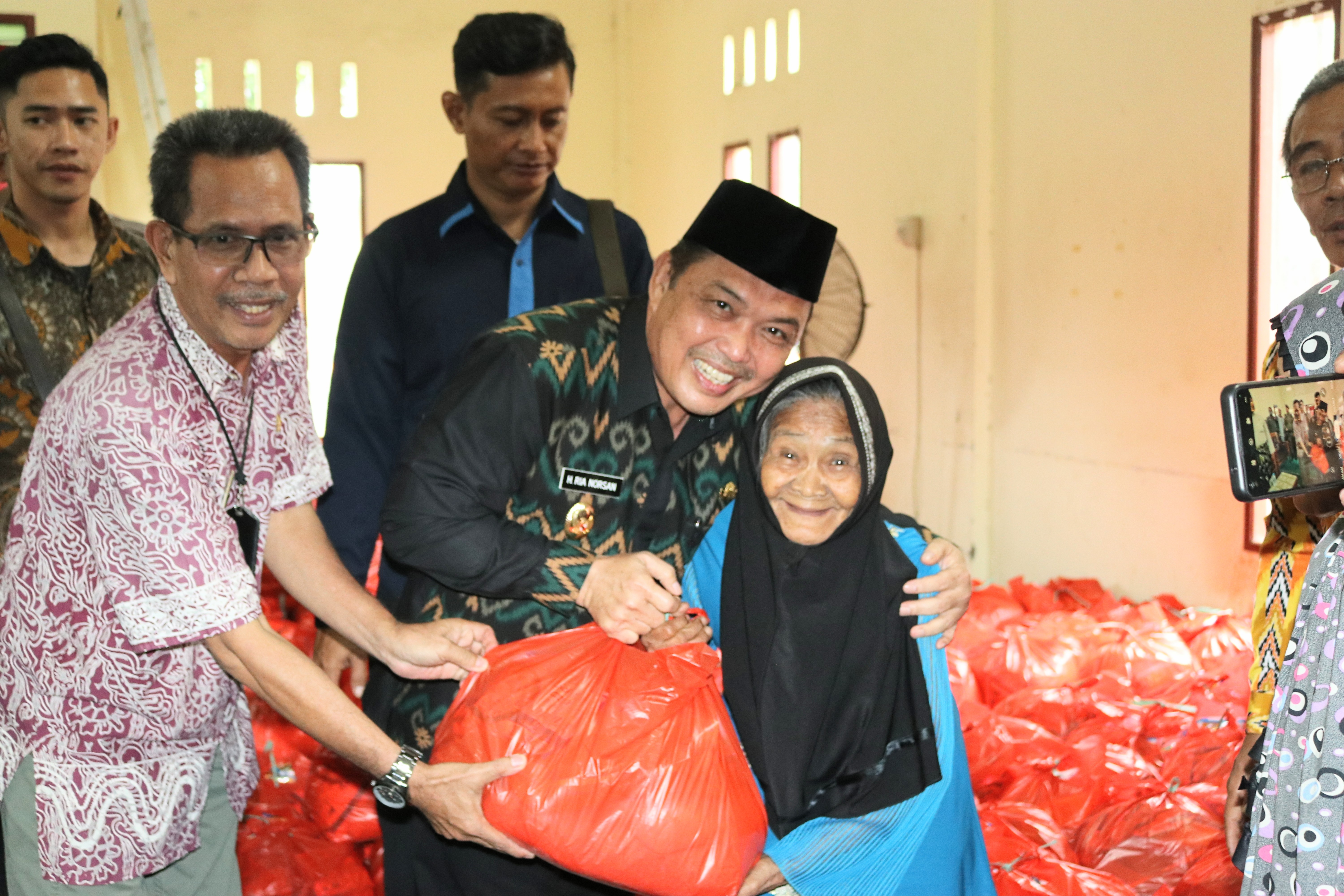 Wagub Kalbar Serahkan 1300 Paket Sembako Gratis ke Masyarakat Mempawah