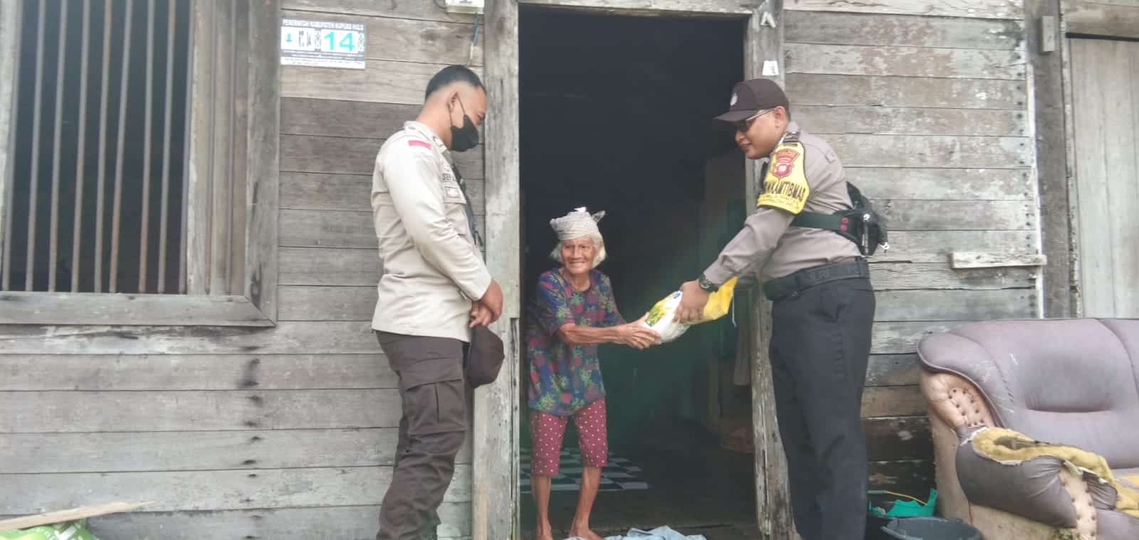 Polsek Embaloh Hilir Salurkan Sembako kepada Warga yang Terdampak Banjir