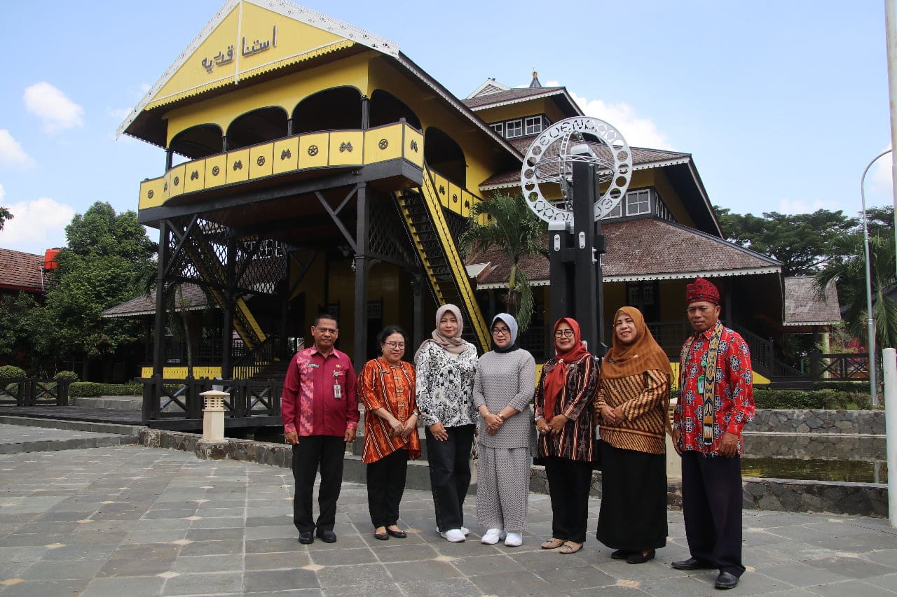 Ketua Dekranasda Kunjungi Anjungan Kalbar di Taman Mini Indonesia