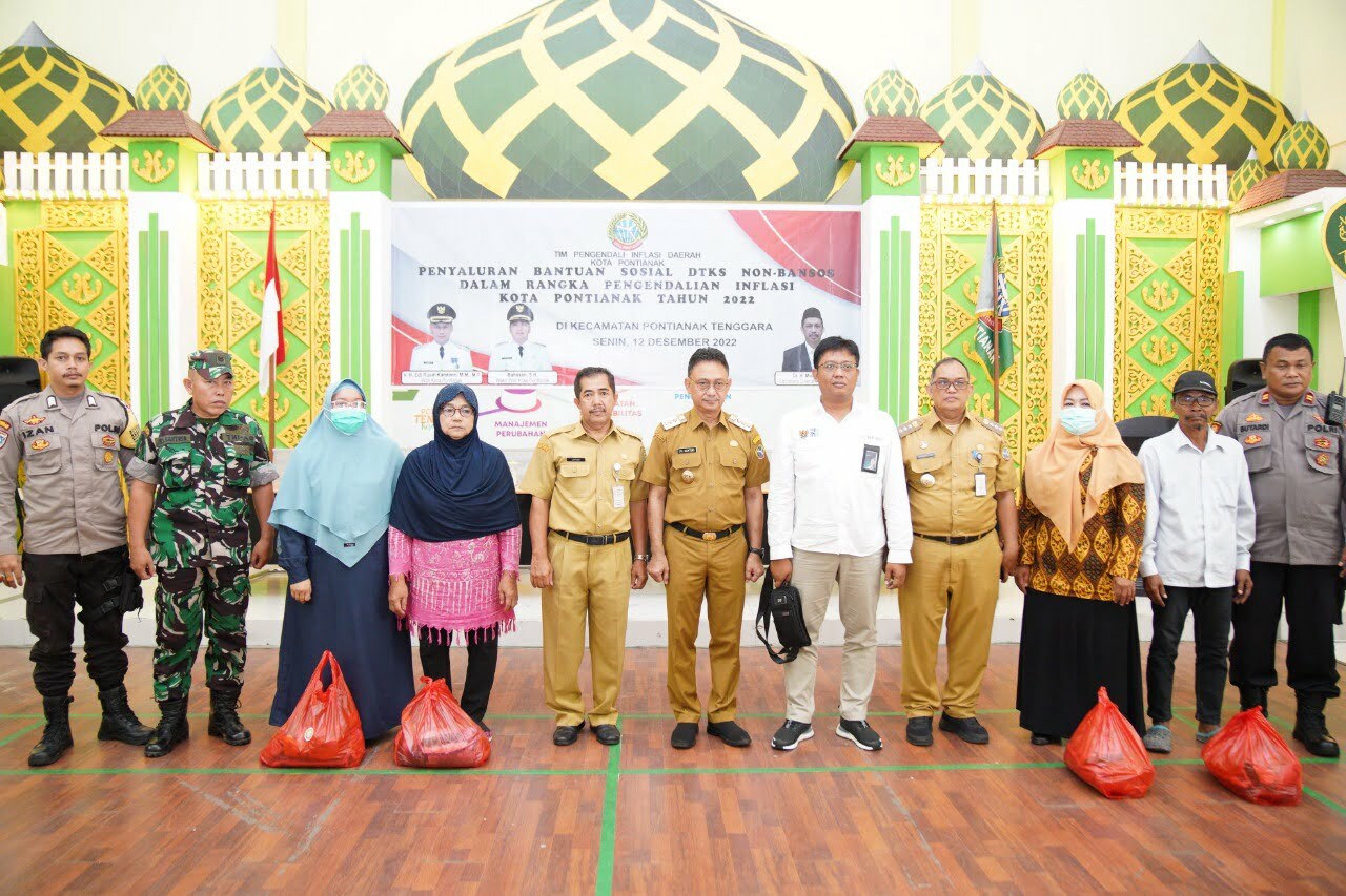 Pemkot Pontianak Serahkan 17.459 Paket kepada Masyarakat Terdampak Inflasi