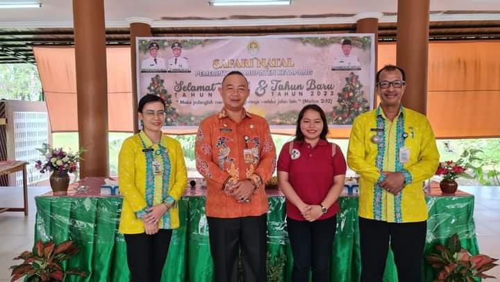 Sekda Ketapang Serahkan Paket Natal: Jalin Hubungan Harmonis Pemda dan Umat Kristiani
