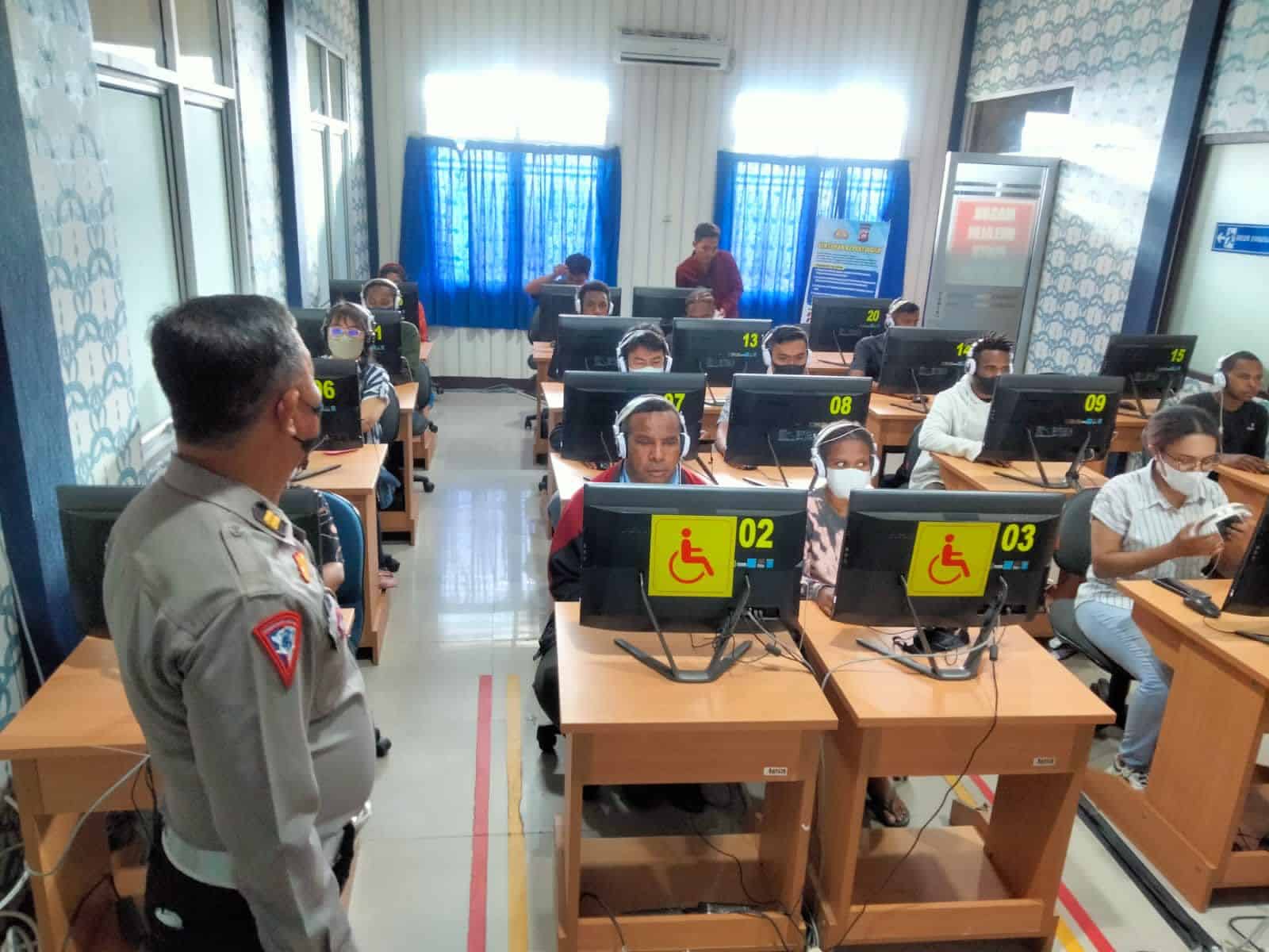 Puluhan Mahasiswa Asal Papua Buat SIM Secara Kolektif di Polresta Pontianak