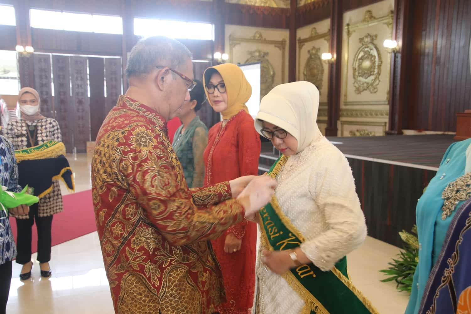 Tingkatkan Literasi Melalui Pengukuhan Bunda Literasi, Sutarmidji: Saya Baca Buku Minimal 2 Jam Sehari