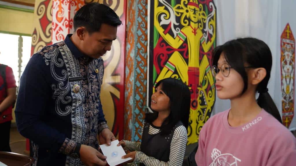Sambut Perayaan Natal 2022, Bupati Kapuas Hulu Salurkan 718 Paket Santunan ke Anak Yatim Piatu dan Kaum Papa Katolik 