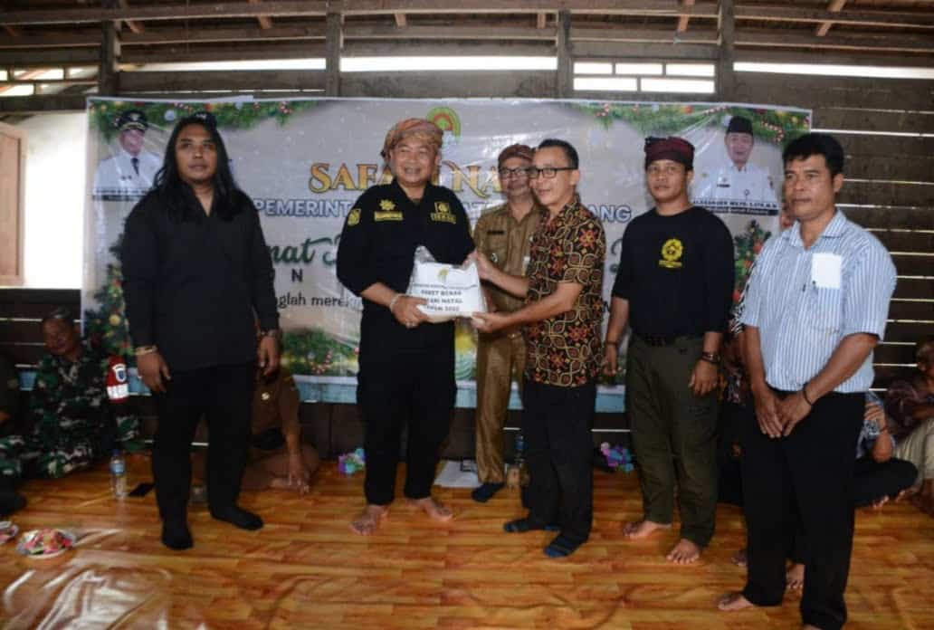 Safari Natal di Nanga Tayap, Sekda Alexander Serahkan Paket Natal di Desa Kayong Hulu