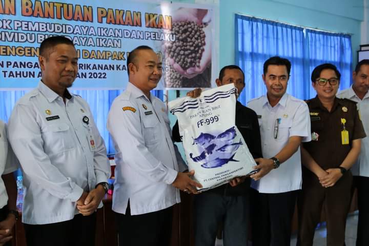 Kendalikan Dampak Inflasi, Sekda Ketapang Serahkan Bantuan Pakan Ikan