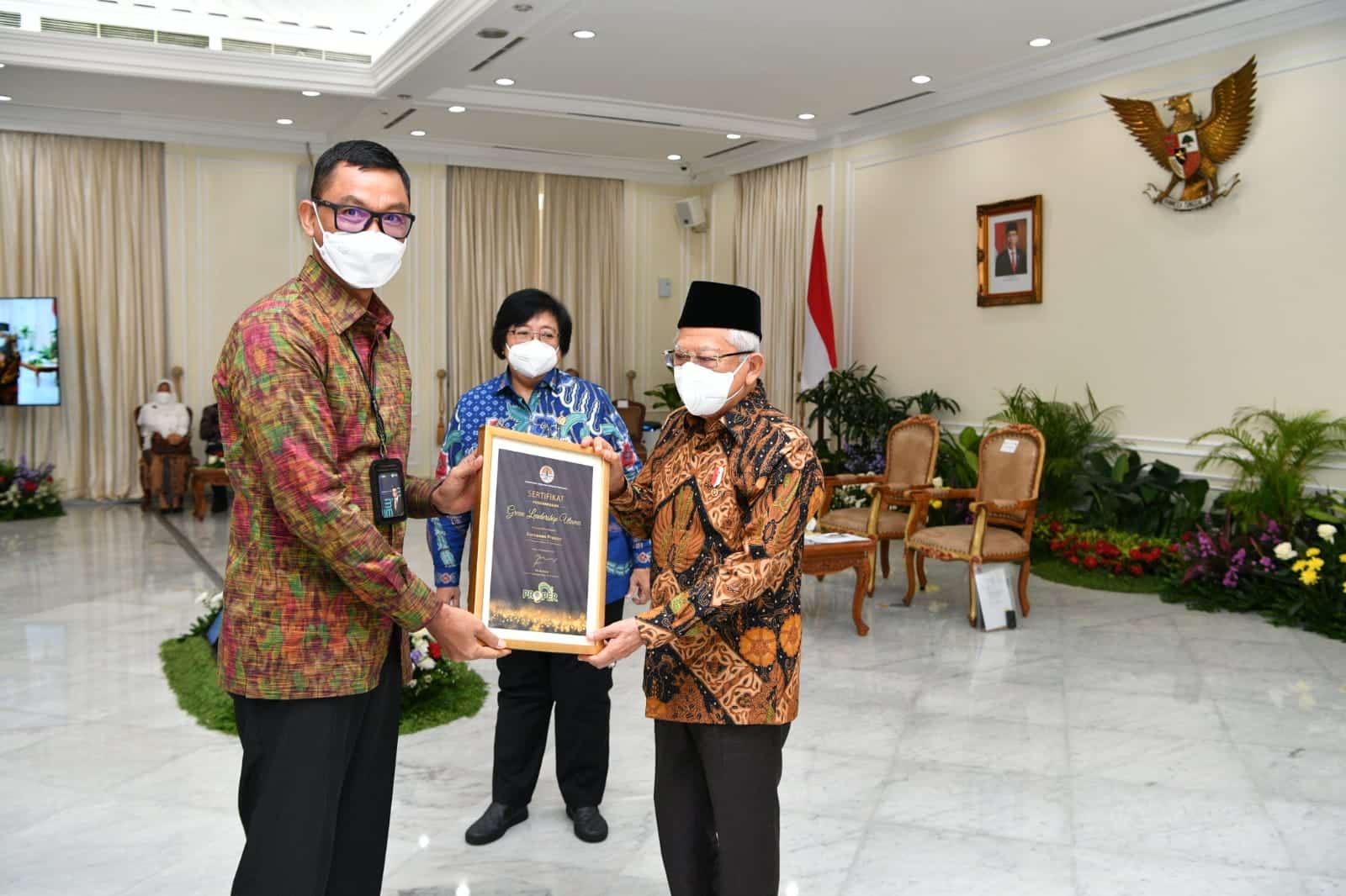 Pimpin PLN Sebagai Pilar Transisi Energi Nasional, Darmawan Prasodjo Dianugerahi Green Leadership Utama dari Pemerintah RI