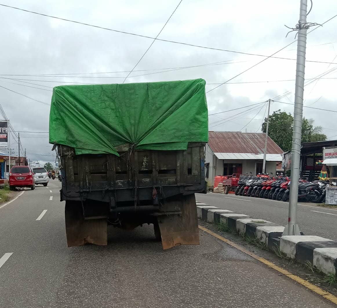 Truk Pengangkut BBM Diduga Ilegal Ini Bebas Melenggang di Jalan Putussibau