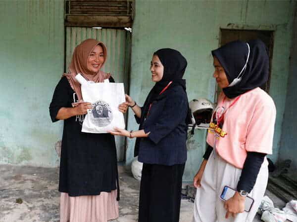 Door to Door, Mak Ganjar Kalbar Bagikan Kebutuhan Dapur Ribuan Emak-Emak di Singkawang