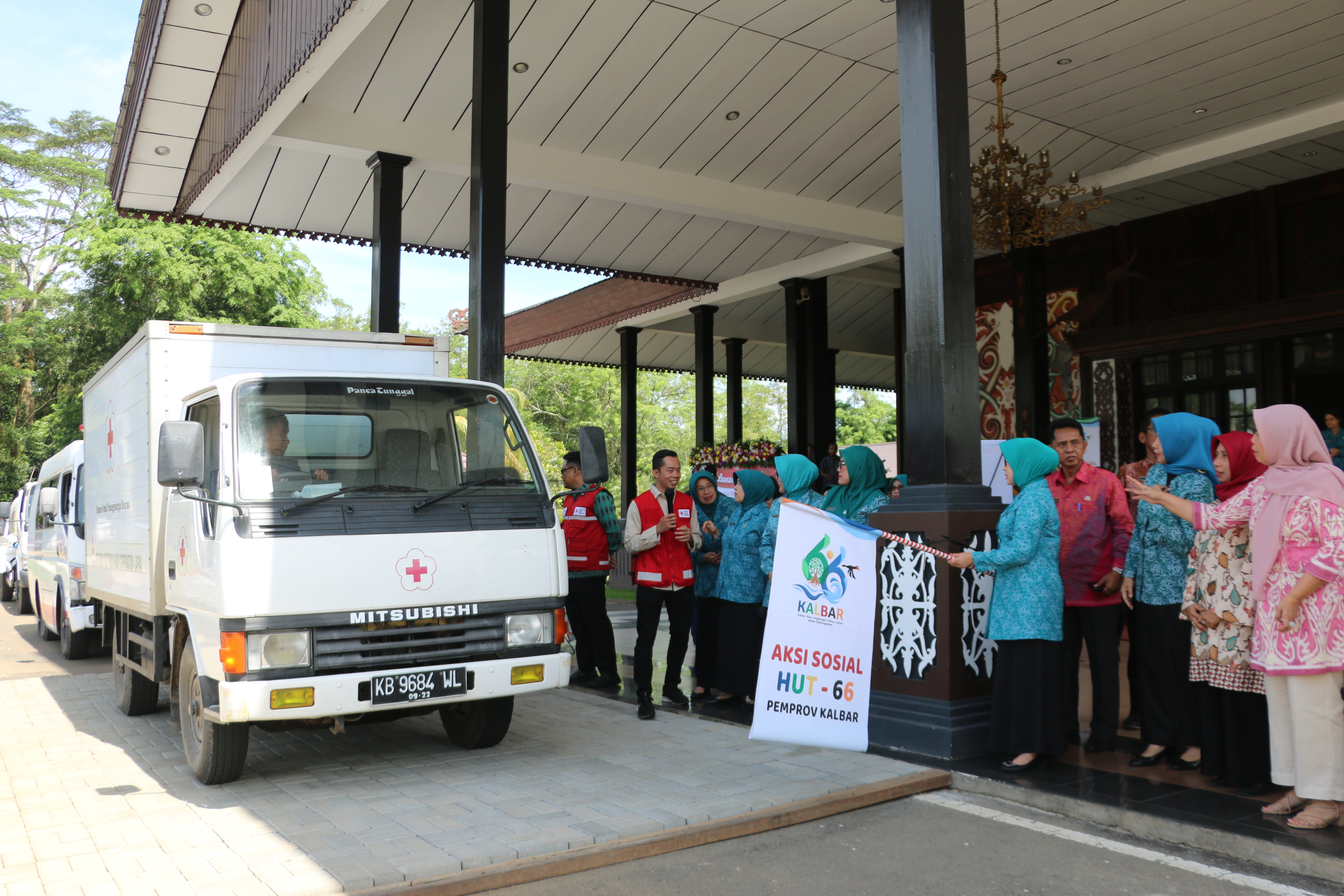 Jelang HUT Pemprov ke-66, Ketua TP-PKK Kalbar Lepas Sejumlah Mobil Box Berisi Paket Sembako