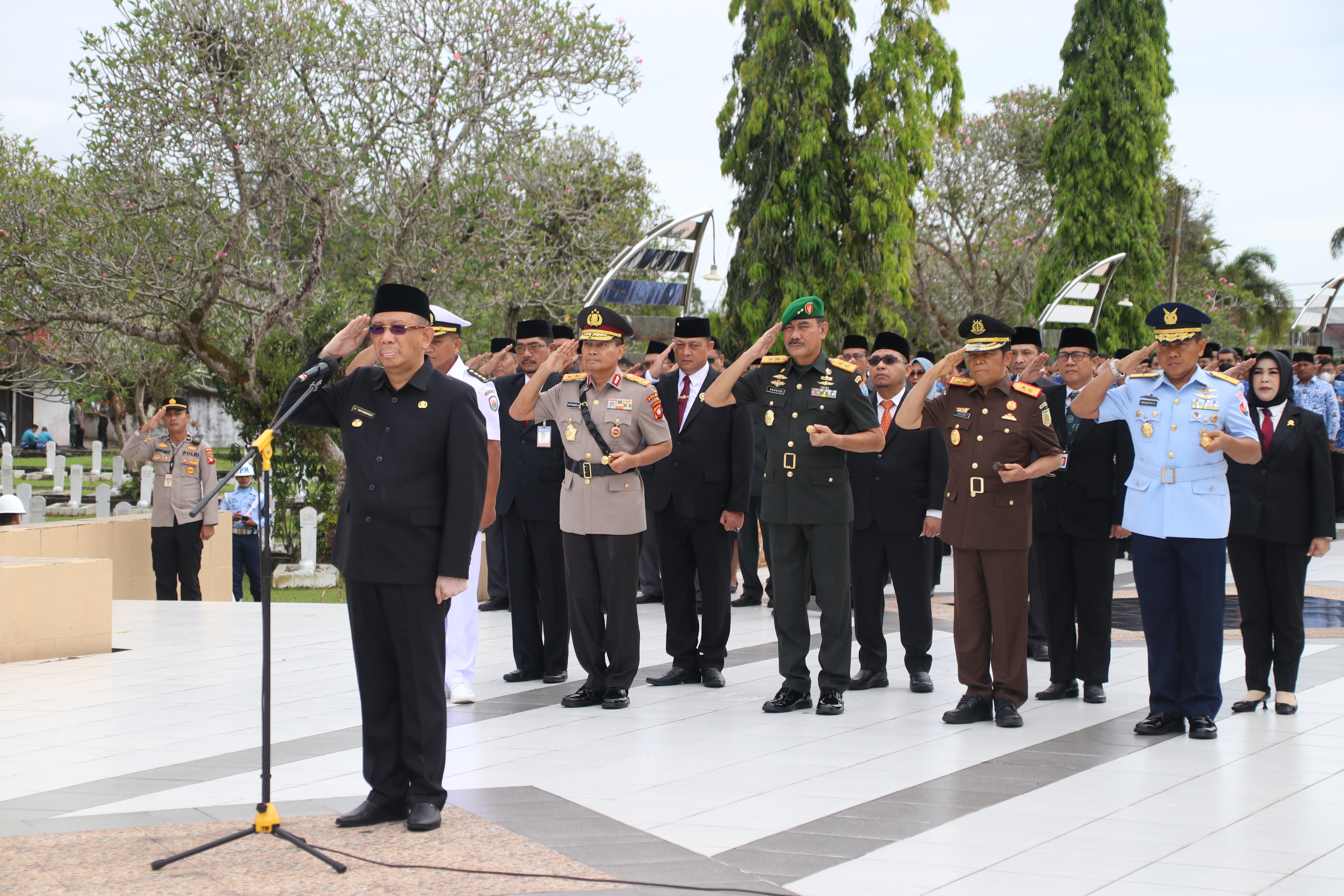 Peringati HUT Pemprov Kalbar 2023, Gubernur Sutarmidji Pimpin Ziarah ke Makam Pahlawan